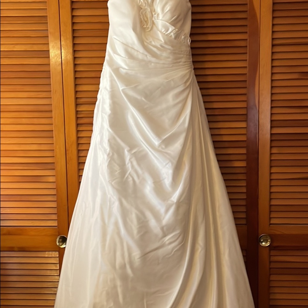 David’s Bridal gown size 8 Ivory